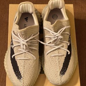 100% Auth Yeezy Boost 350 V2 Sneakers